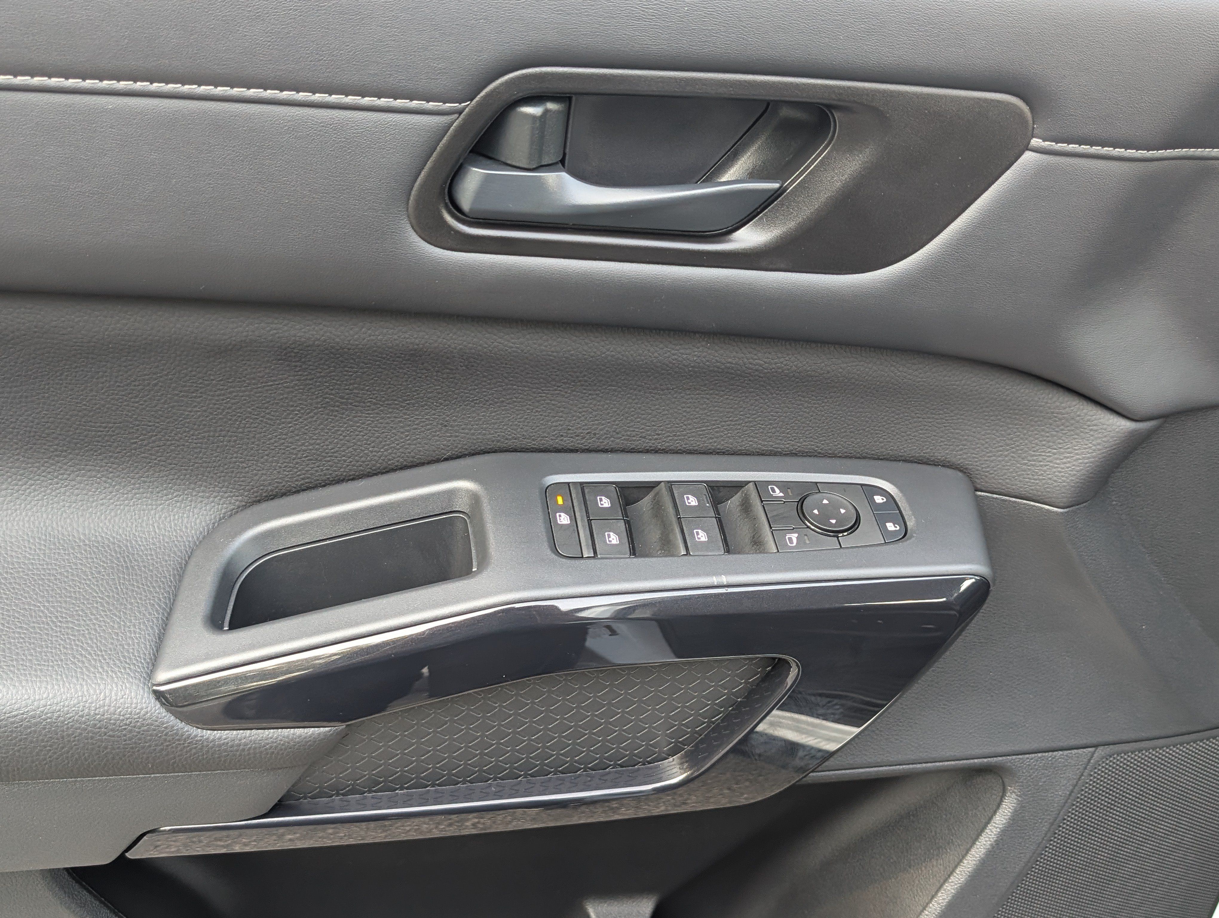 Used 2025 Nissan Pathfinder SV FWD image 15