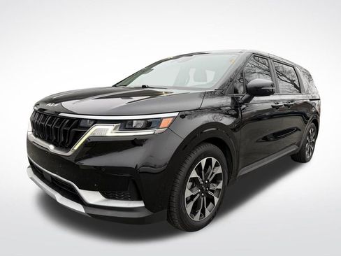 Used 2023 Kia Carnival EX image 3