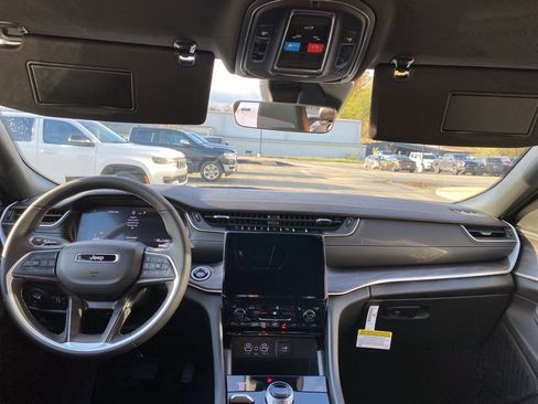 New 2025 Jeep Grand Cherokee Limited w/ Black Appearance Package image 19