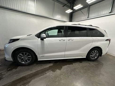 Used 2021 Toyota Sienna XLE w/ XLE Plus Package image 2