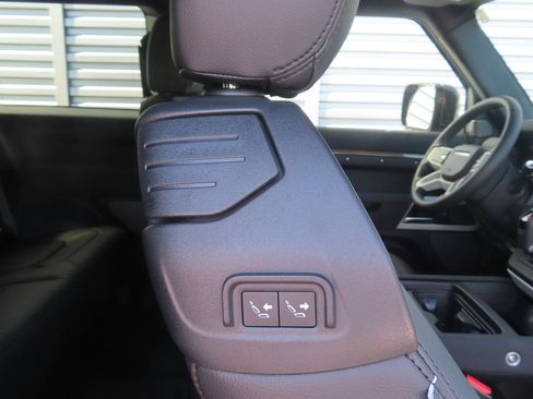 Used 2023 Land Rover Defender 90 S image 21