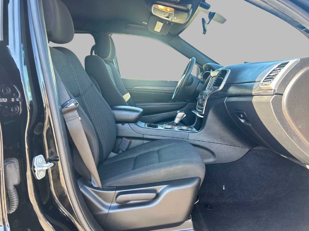 Used 2021 Jeep Grand Cherokee Laredo AWD/4WD image 19