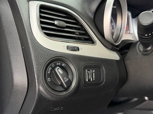 Used 2019 Dodge Journey SE FWD image 17
