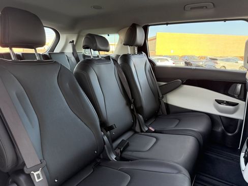 Used 2024 Kia Carnival EX image 41