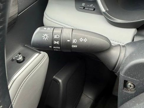 Used 2023 Toyota Highlander Limited image 22