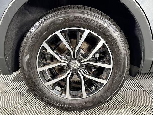 Used 2021 Volkswagen Tiguan SE w/ Panoramic Sunroof Package image 32