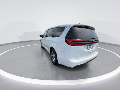 Used 2024 Chrysler Pacifica Limited FWD image 6