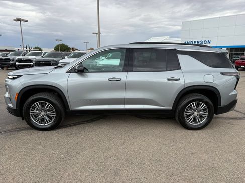 Used 2025 Chevrolet Traverse LT FWD image 10