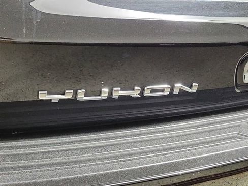 Used 2025 GMC Yukon XL AT4 w/ AT4 Premium Package AWD/4WD image 9