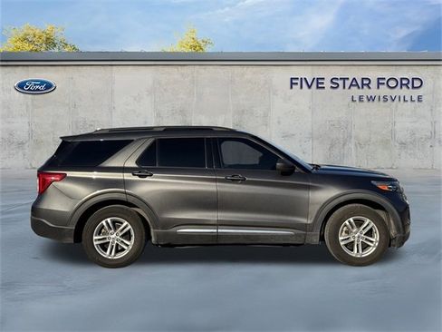 Used 2020 Ford Explorer XLT image 3