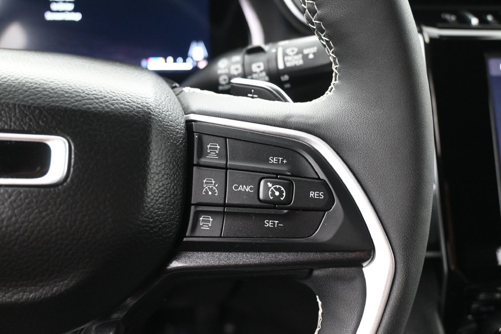 Used 2023 Jeep Grand Cherokee Altitude AWD/4WD image 21