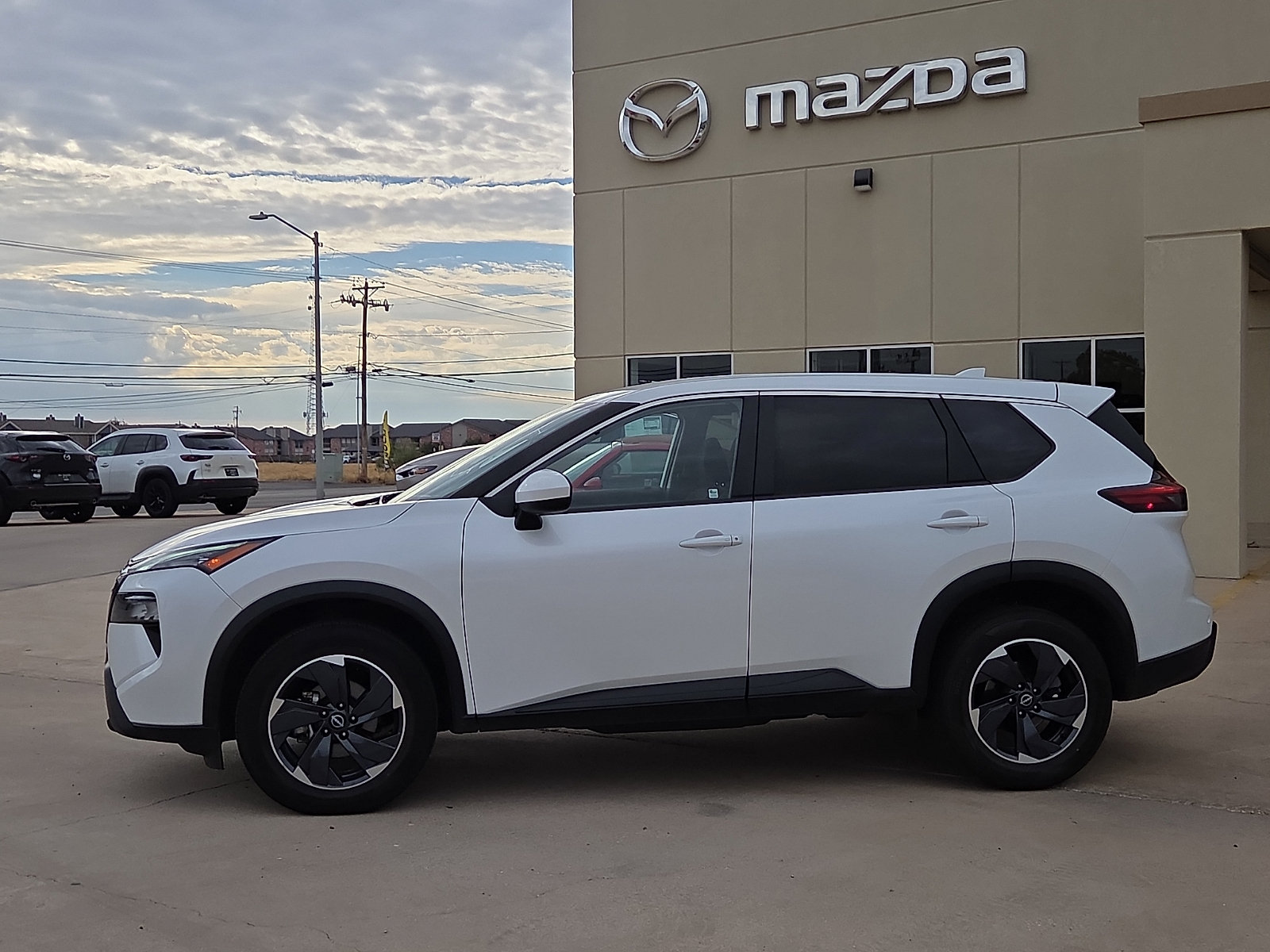 Used 2024 Nissan Rogue SV FWD image 3
