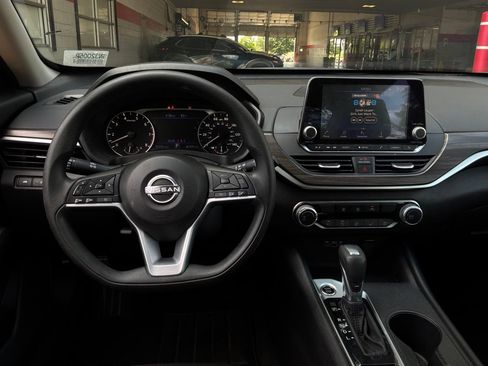 Used 2025 Nissan Altima 2.5 SV FWD image 14
