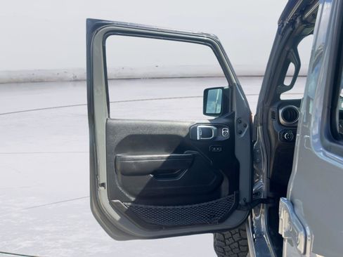 Used 2023 Jeep Gladiator Sport AWD/4WD image 18