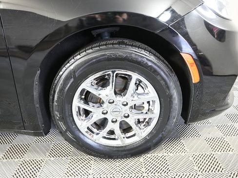 Used 2024 Chrysler Pacifica Touring-L FWD image 11