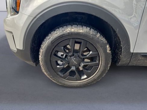 Used 2025 Kia Telluride AWD image 11