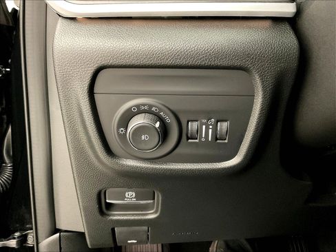 Used 2025 Jeep Grand Cherokee Limited AWD/4WD image 37
