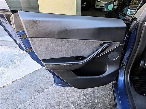 Used 2021 Tesla Model Y Long Range AWD/4WD image 24
