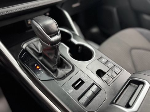 Used 2024 Toyota Highlander LE image 29