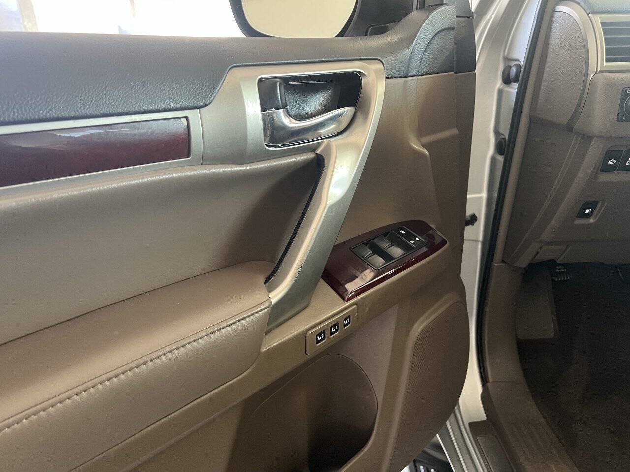 Used 2018 Lexus GX 460 Premium w/ Premium Package AWD/4WD image 25