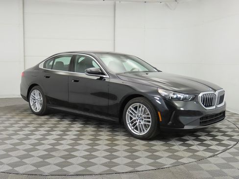 Certified 2025 BMW 530i image 3