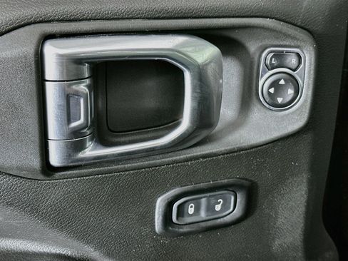 Used 2023 Jeep Gladiator Willys AWD/4WD image 15