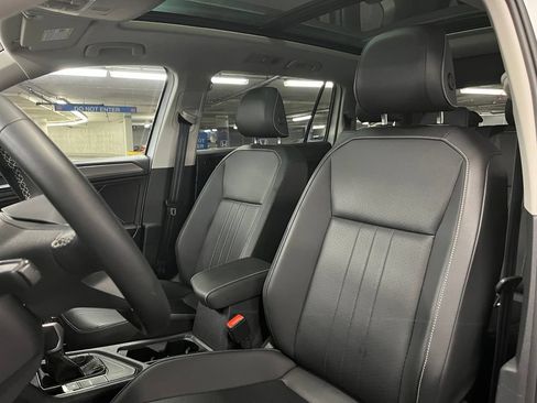 Used 2023 Volkswagen Tiguan SE w/ Panoramic Sunroof Package FWD image 17