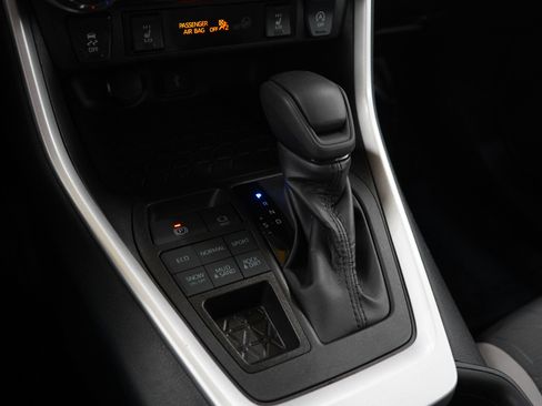 Used 2022 Toyota RAV4 XLE image 23