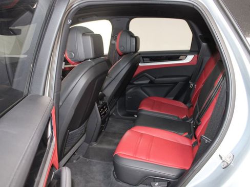 Used 2024 Porsche Cayenne image 18