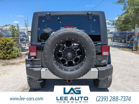 Used 2014 Jeep Wrangler Unlimited Sahara w/ Dual Top Group AWD/4WD image 4