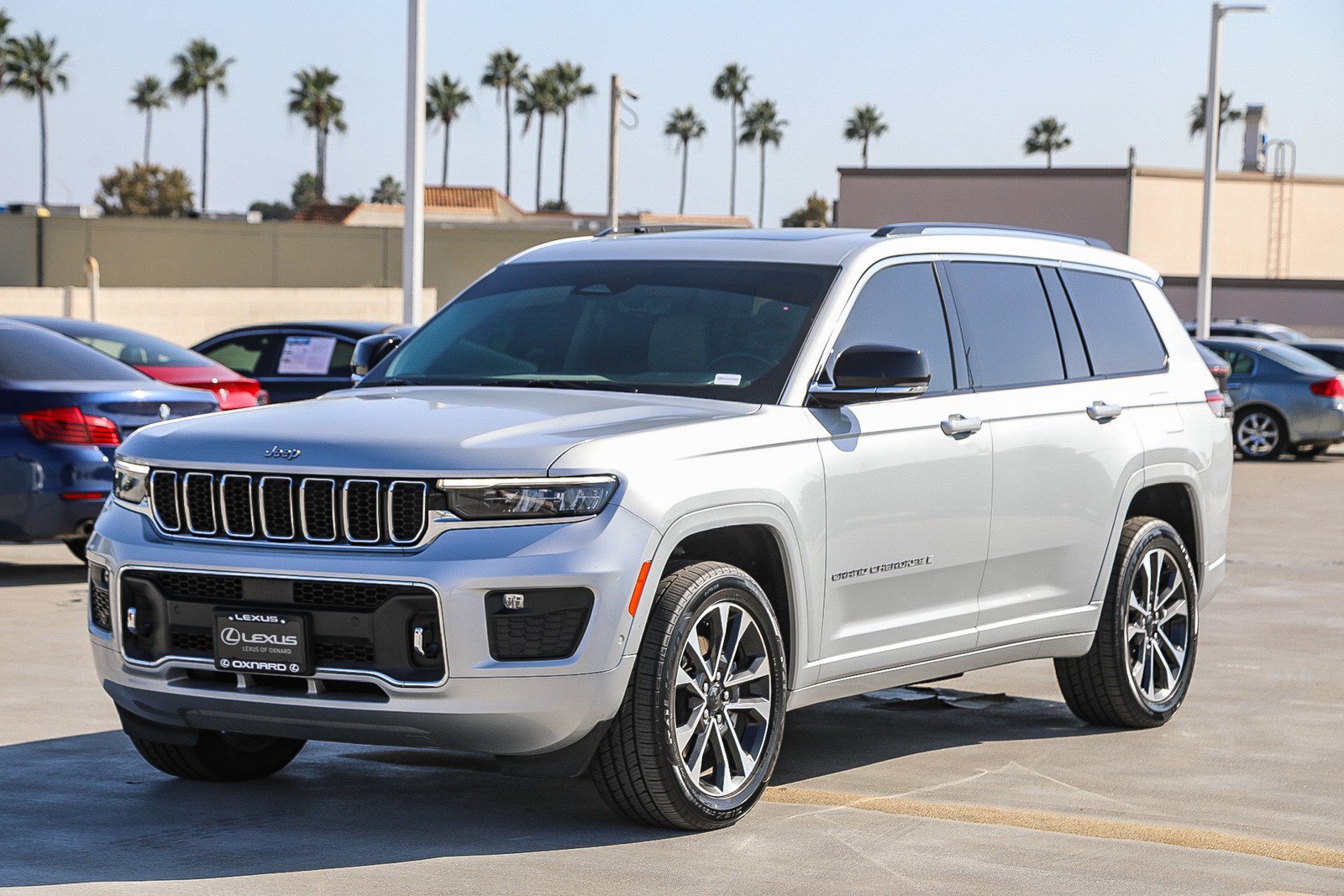 Used 2021 Jeep Grand Cherokee L Overland w/ Luxury Tech Group IV AWD/4WD image 3