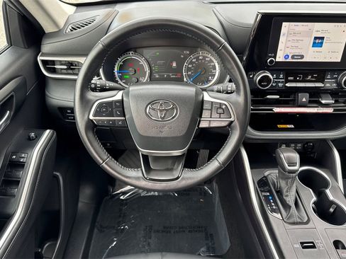 Certified 2025 Toyota Highlander XLE image 13