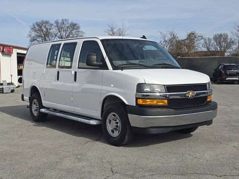 Used 2024 Chevrolet Express 2500 RWD 2500 135 w/ Driver Convenience Package image 6
