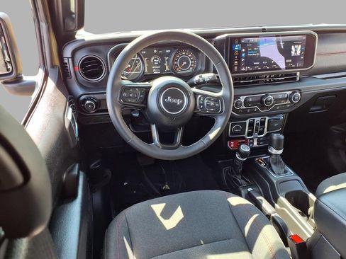 Used 2025 Jeep Wrangler Unlimited Rubicon AWD/4WD image 4