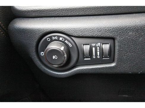 Used 2025 Chrysler Pacifica Pinnacle FWD image 21