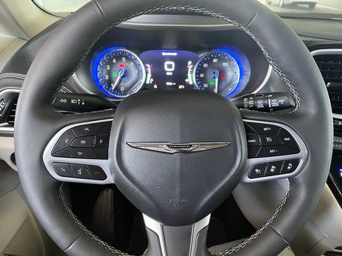 Used 2023 Chrysler Pacifica Touring-L FWD image 23