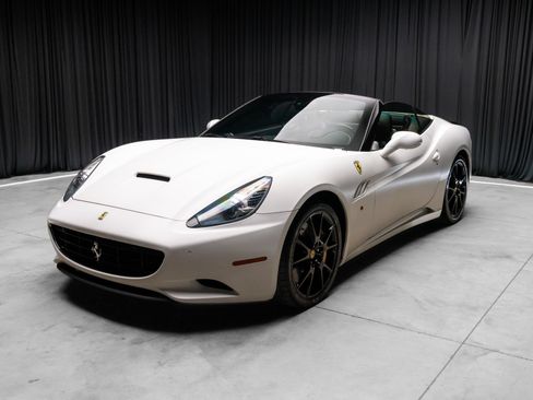 Used 2013 Ferrari California RWD image 21