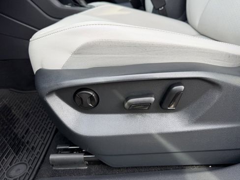 Used 2021 Volkswagen Tiguan SE image 13