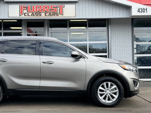 Used 2018 Kia Sorento FWD image 11