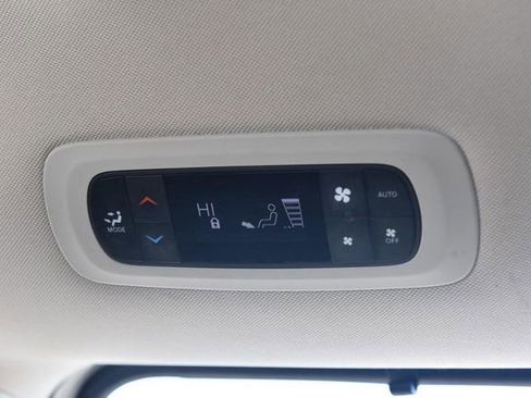Used 2023 Chrysler Pacifica Touring-L FWD image 23
