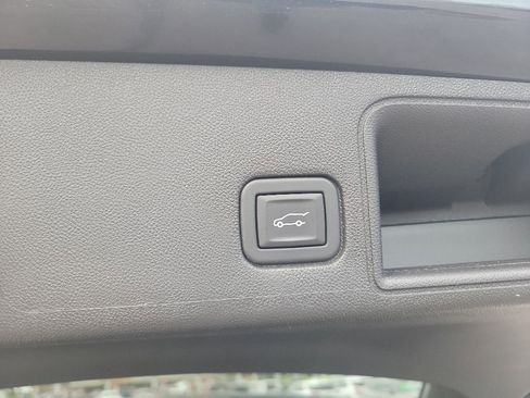 Used 2023 GMC Terrain SLE w/ Driver Convenience Package FWD image 9