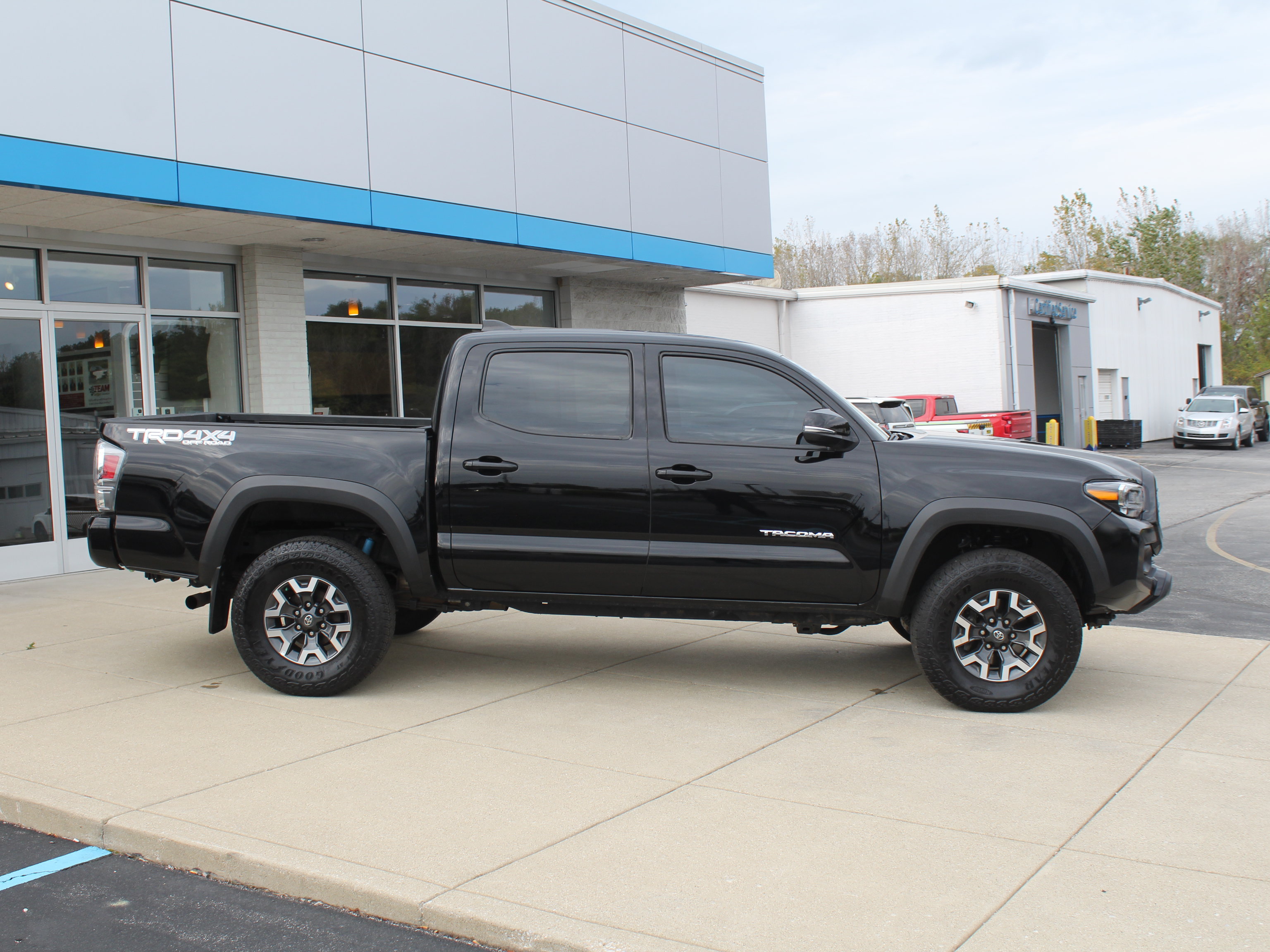 Used 2023 Toyota Tacoma TRD Off-Road w/ TRD Premium Off Road Package AWD/4WD image 5