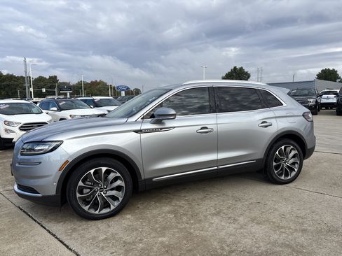 Used 2023 Lincoln Nautilus Reserve image 3