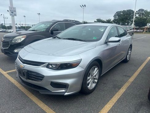 Used 2017 Chevrolet Malibu LT FWD image 2