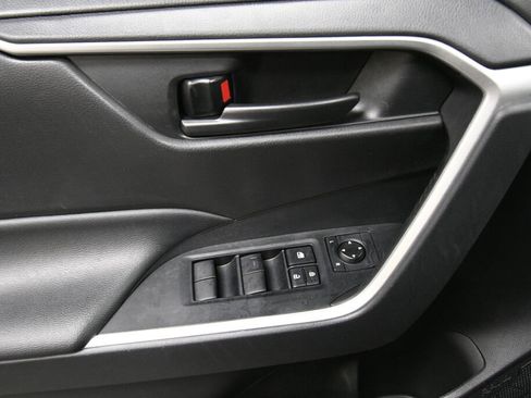 Used 2022 Toyota RAV4 LE image 12