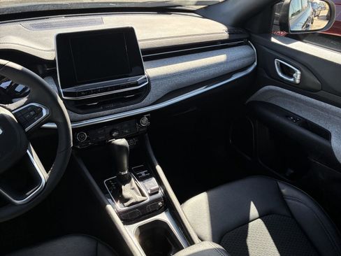 Used 2025 Jeep Compass Latitude image 13