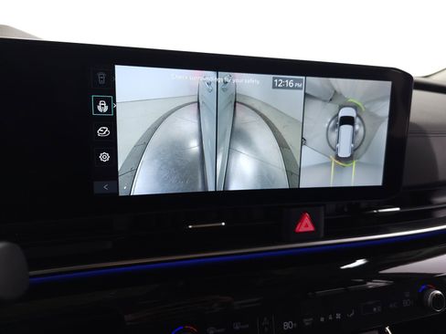 Used 2025 Kia Carnival SX Prestige image 32