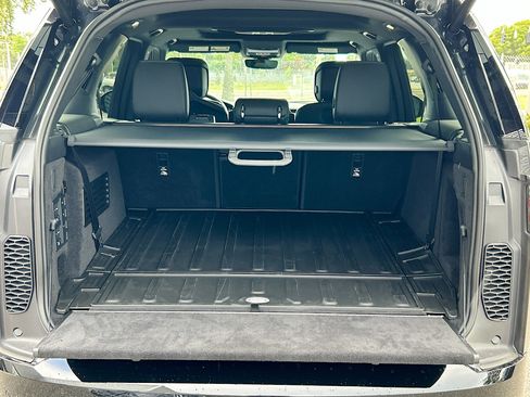 New 2025 Land Rover Discovery Dynamic SE image 8