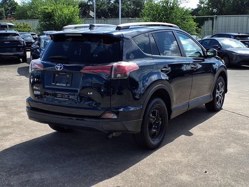 Used 2018 Toyota RAV4 LE FWD image 4