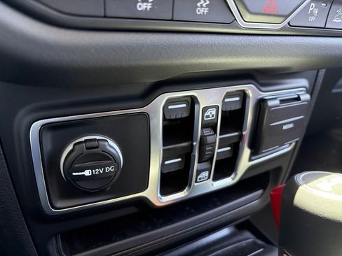 Used 2025 Jeep Wrangler Unlimited Sahara AWD/4WD image 9